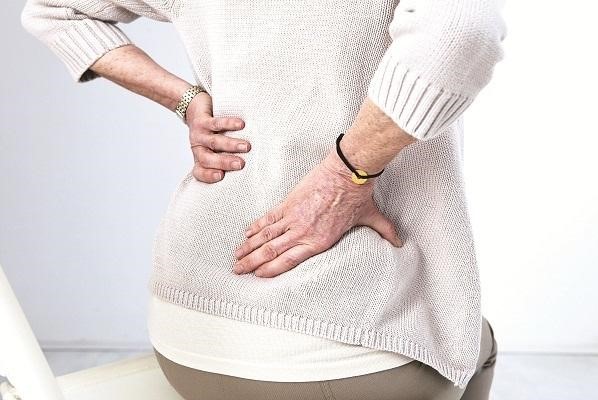 Đau nhức vùng lưng không còn là bệnh của người cao tuổi