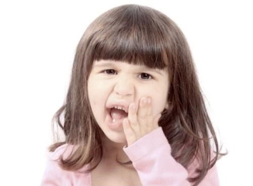 Vệ sinh răng miệng thường xuyên cũng là cách hạn chế sự nhiễm trùng khi mọc răng
