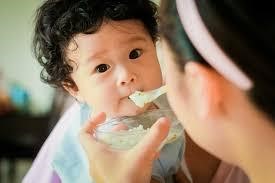 Sau khi hạ sốt, nên cho bé tập ăn những thực phẩm dễ tiêu hóa