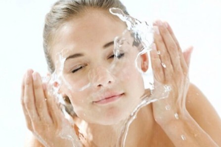 Bạn nên dùng nước ấm rửa mặt cho da