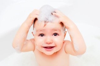 Dùng dầu gội phù hợp bảo vệ tóc cho trẻ