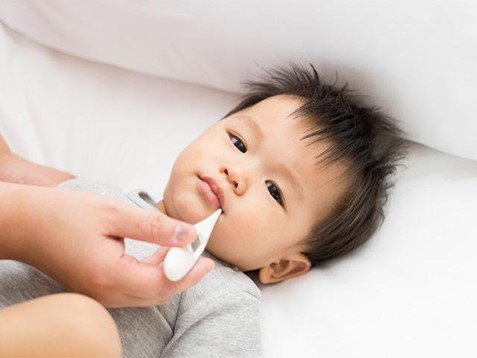 Làm gì khi trẻ sơ sinh bị sốt