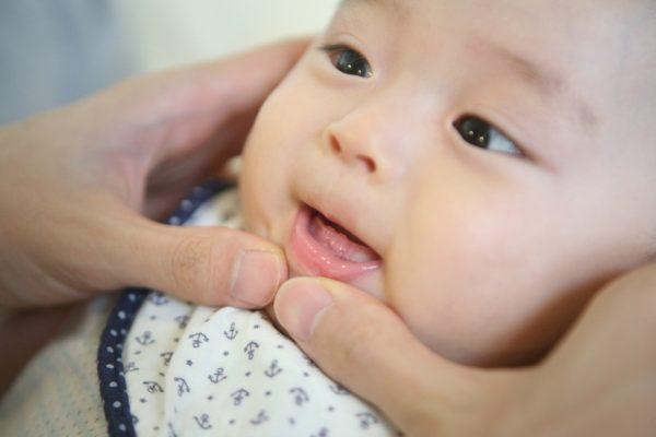 Cách hạ sốt khi trẻ nhỏ mọc răng