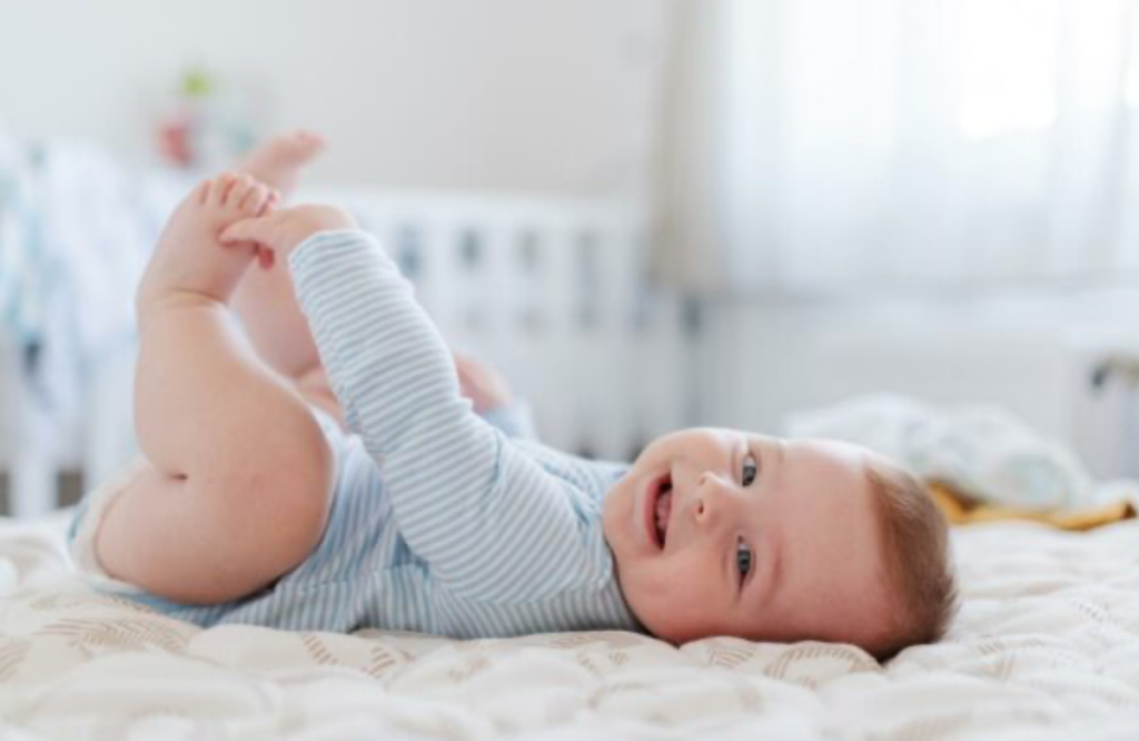 Với bé 6 tháng tuổi lười bú, mẹ nên bổ sung vi chất hoặc men tiêu hóa, kết hợp uống Nan Nga số 1 nắp xanh cho con nhé