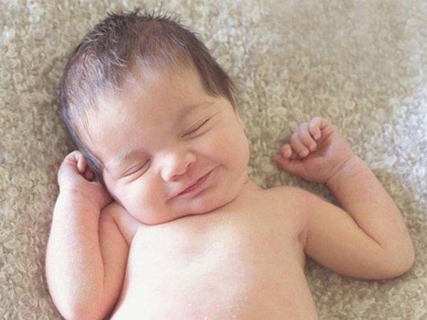 Trẻ sơ sinh hay giật mình khi ngủ