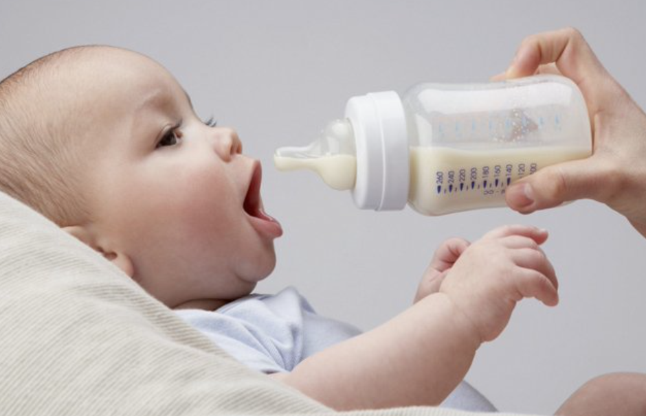Với bé 3 tháng tuổi, dinh dưỡng chính vẫn là sữa mẹ hoặc sữa công thức 