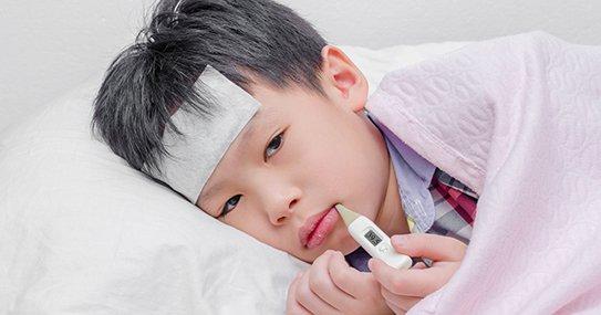 Trẻ nhỏ bị sốt sau khi tiêm vắc xin
